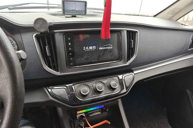 Used FORTHING Lingzhi 2022 Striving Version M5L 1.6L Luxury 7-Seater Audio And AC Panel