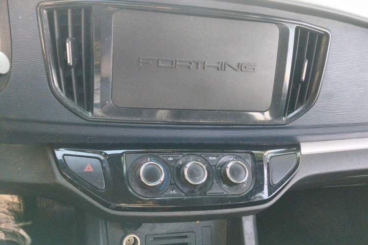 Used FORTHING Lingzhi 2022 M5 1.6L Practical Model 5 Seats Audio And AC Panel