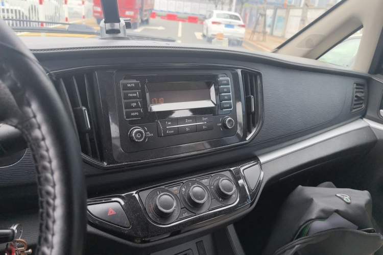 Used FORTHING Lingzhi 2022 M5L 1.6L Utility Model 7 Seats Audio And AC Panel
