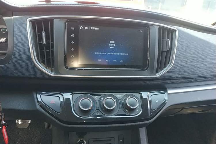 Used FORTHING Lingzhi 2022 Striving Version M5L 1.6L Luxury 7-Seater Audio And AC Panel