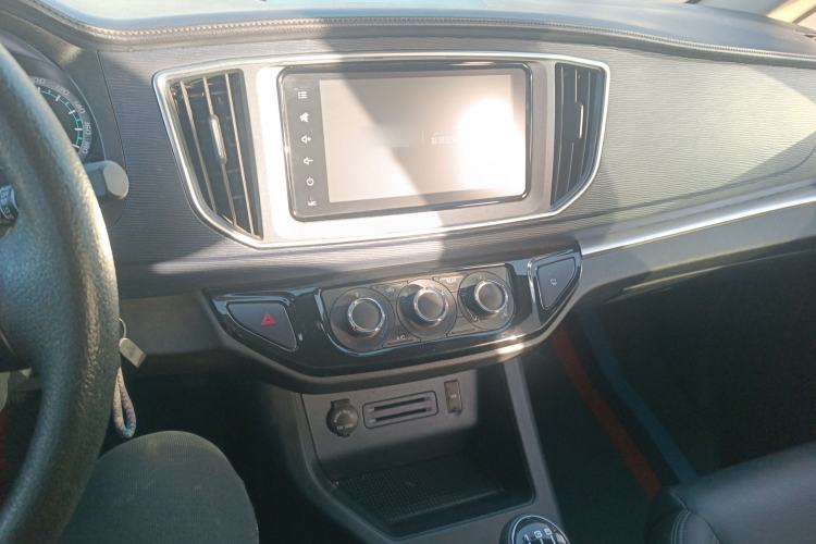 Used FORTHING Lingzhi 2022 Striving Version M5L 1.6L Luxury 7-Seater Audio And AC Panel