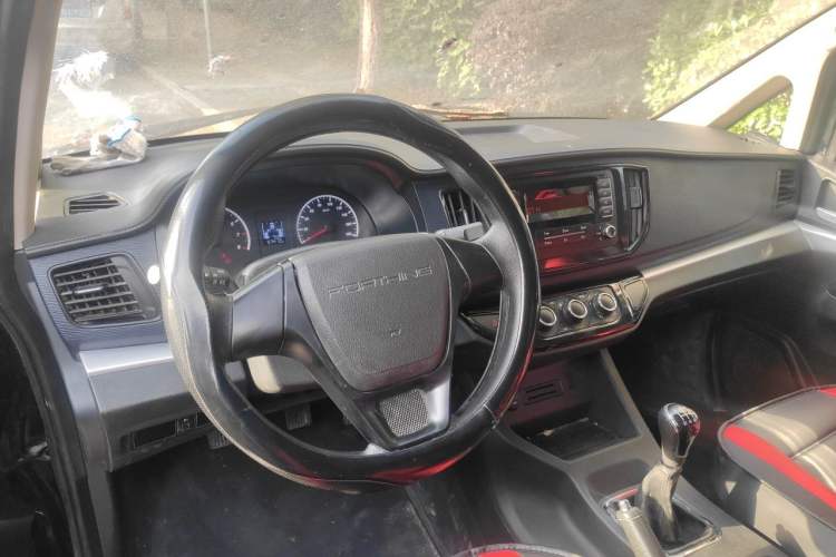 Used FORTHING Lingzhi 2022 M5L 1.6L Utility Model 7 Seats Center Console