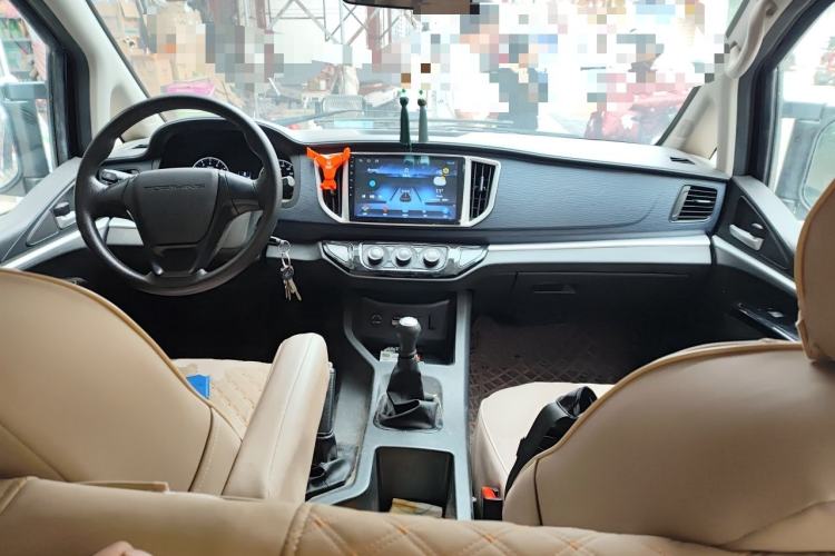 Used FORTHING Lingzhi 2022 M5 1.6L Practical 7-Seater Center Console