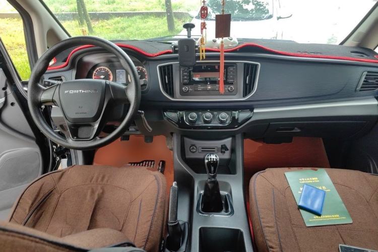 Used FORTHING Lingzhi 2022 Striving Version M5L 1.6L Base Model 9-Seater Center Console