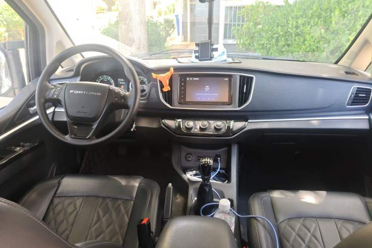Used FORTHING Lingzhi 2022 Entry-Level M5L 1.6L Comfort Version 7 Seats Center Console