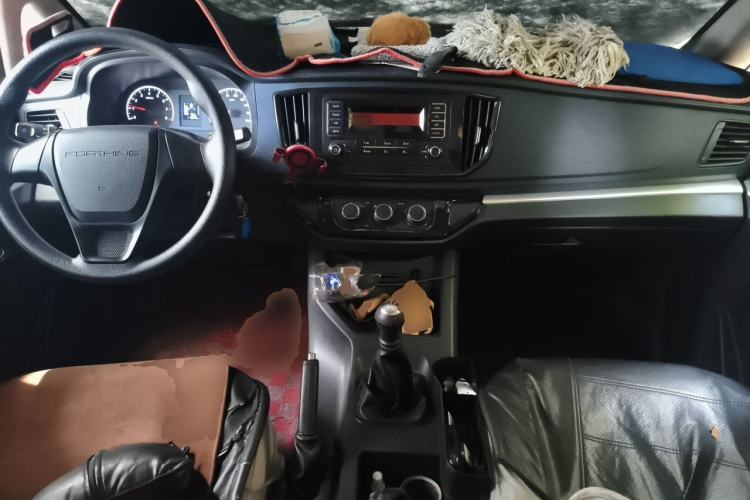 Used FORTHING Lingzhi 2022 M5 1.6L Practical 7-Seater Center Console