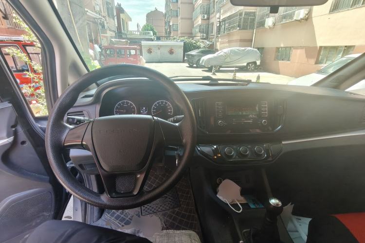 Used FORTHING Lingzhi 2022 M5L 1.6L Utility Model 7 Seats Center Console