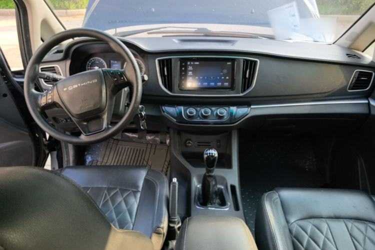 Used FORTHING Lingzhi 2022 Entry-Level M5 1.6L Luxury Version 7 Seats Center Console