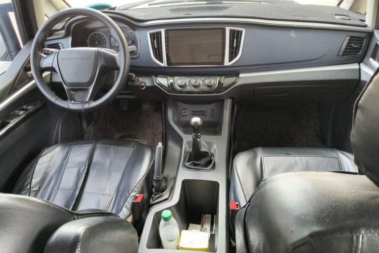 Used FORTHING Lingzhi 2022 M5 1.6L Practical 7-Seater Center Console