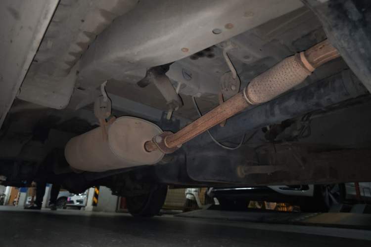Used FORTHING Lingzhi 2022 M5L 1.6L Utility Model 7 Seats Chassis Front Right
