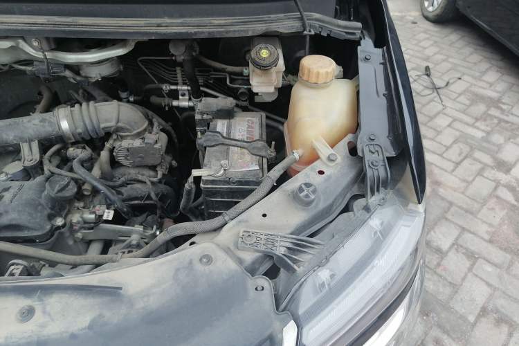 Used FORTHING Lingzhi 2022 M5 1.6L Practical 7-Seater Engine Bay Left