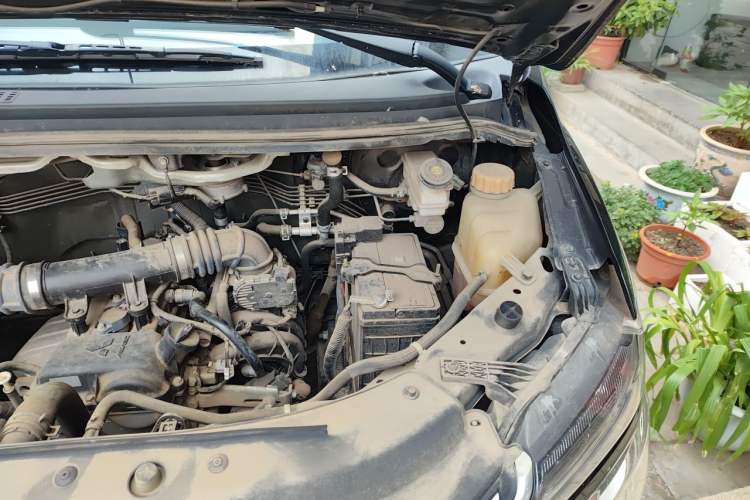 Used FORTHING Lingzhi 2022 M5 1.6L Practical 7-Seater Engine Bay Left