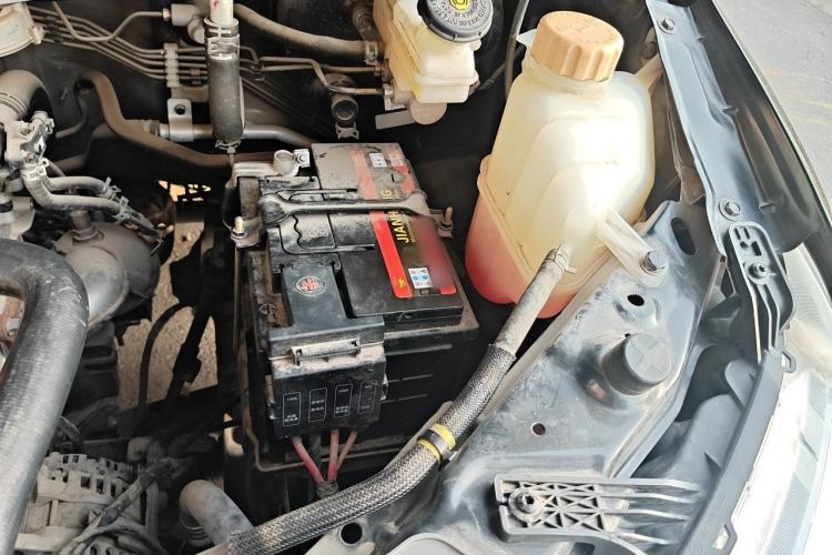 Used FORTHING Lingzhi 2022 M5 1.6L Practical 7-Seater Engine Bay Left