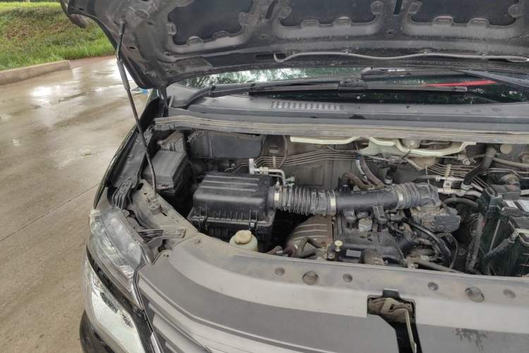 Used FORTHING Lingzhi 2022 Striving Version M5L 1.6L Base Model 9-Seater Engine Bay Right