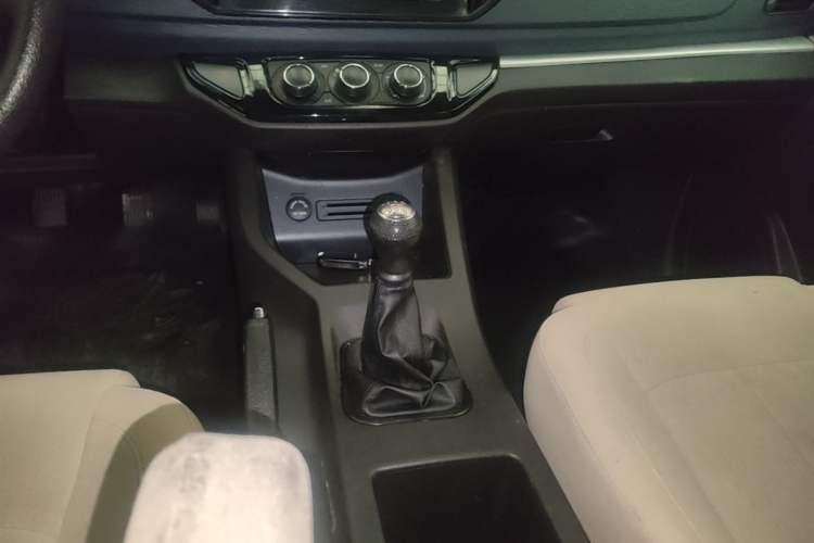 Used FORTHING Lingzhi 2022 M5 1.6L Practical Model 5 Seats Gear Lever
