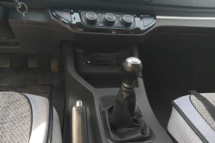 Used FORTHING Lingzhi 2022 M5L 1.6L Utility Model 7 Seats Gear Lever