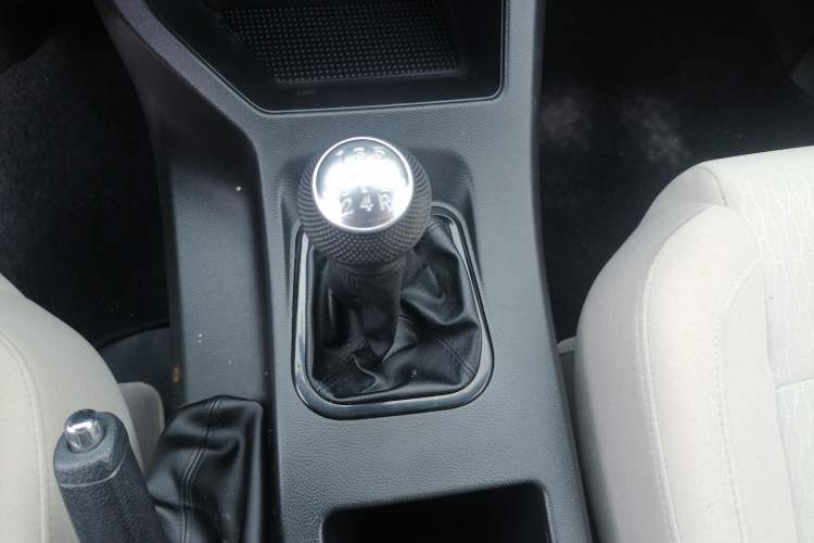 Used FORTHING Lingzhi 2022 M5 1.6L Practical 7-Seater Gear Lever