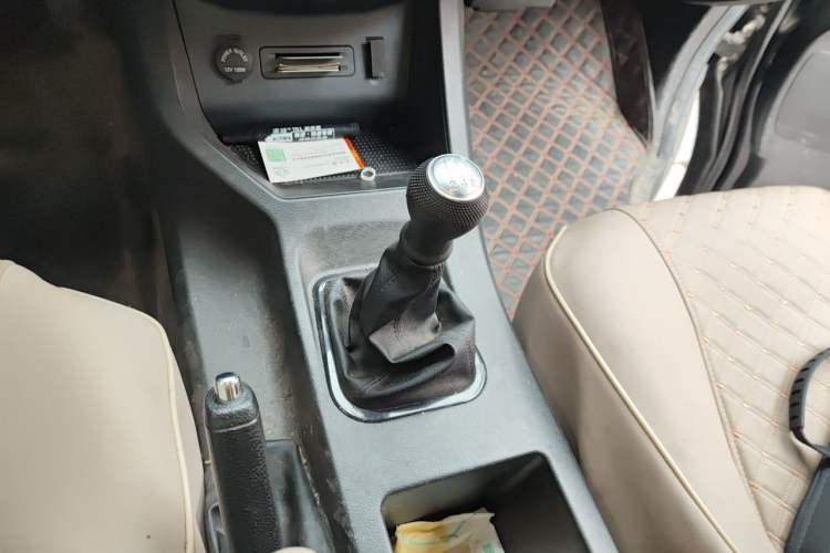 Used FORTHING Lingzhi 2022 M5 1.6L Practical 7-Seater Gear Lever