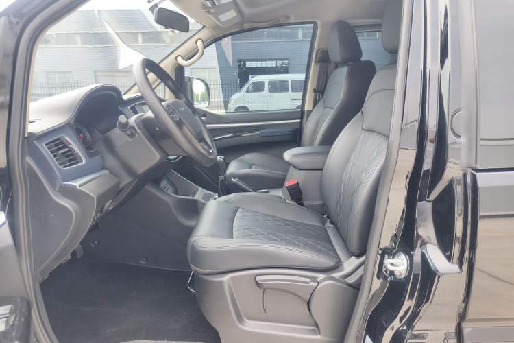 Used FORTHING Lingzhi 2022 Striving Version M5L 1.6L Luxury 7-Seater Interior 1