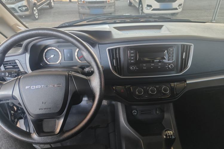 Used FORTHING Lingzhi 2022 Striving Version M5L 1.6L Base Model 9-Seater Interior 1