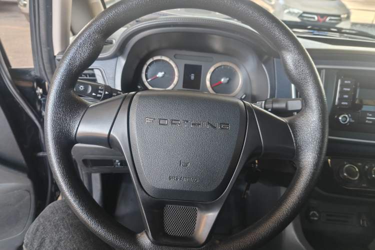Used FORTHING Lingzhi 2022 Striving Version M5L 1.6L Base Model 9-Seater Interior 2