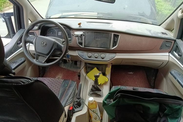 Used FORTHING Lingzhi 2022 M5L 1.6L Utility Model 7 Seats Interior 2