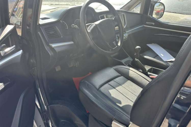 Used FORTHING Lingzhi 2022 M5L 1.6L Utility Model 7 Seats Interior 2