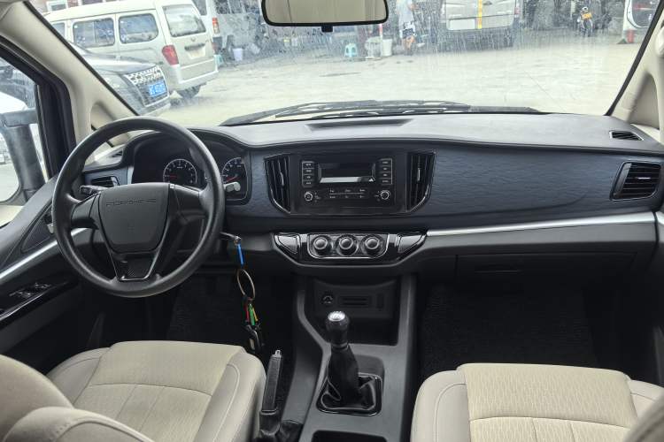 Used FORTHING Lingzhi 2022 M5L 1.6L Utility Model 7 Seats Interior 3