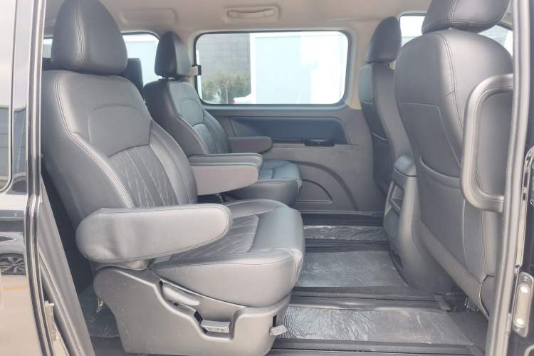 Used FORTHING Lingzhi 2022 Striving Version M5L 1.6L Luxury 7-Seater Interior 3
