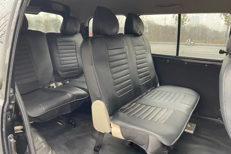 Used FORTHING Lingzhi 2022 M5 1.6L Practical 7-Seater Interior 3