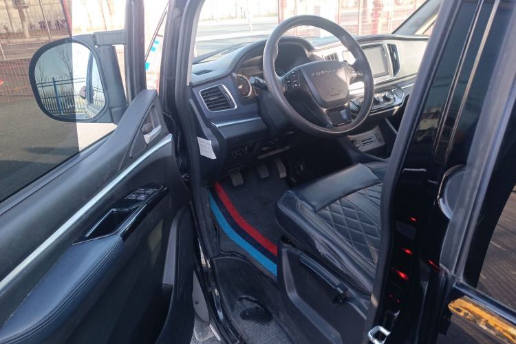 Used FORTHING Lingzhi 2022 Striving Version M5L 1.6L Luxury 7-Seater Interior 3