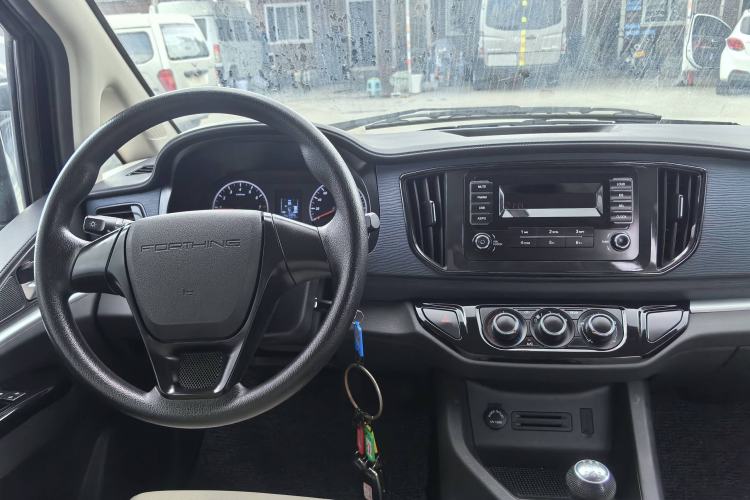 Used FORTHING Lingzhi 2022 M5L 1.6L Utility Model 7 Seats Interior 4