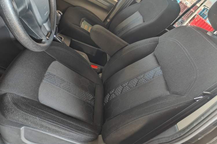 Used FORTHING Lingzhi 2022 Striving Version M5L 1.6L Base Model 9-Seater Interior 5