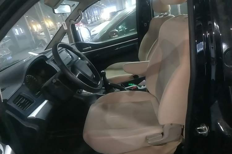 Used FORTHING Lingzhi 2022 M5 1.6L Practical Model 5 Seats Left Front Seat
