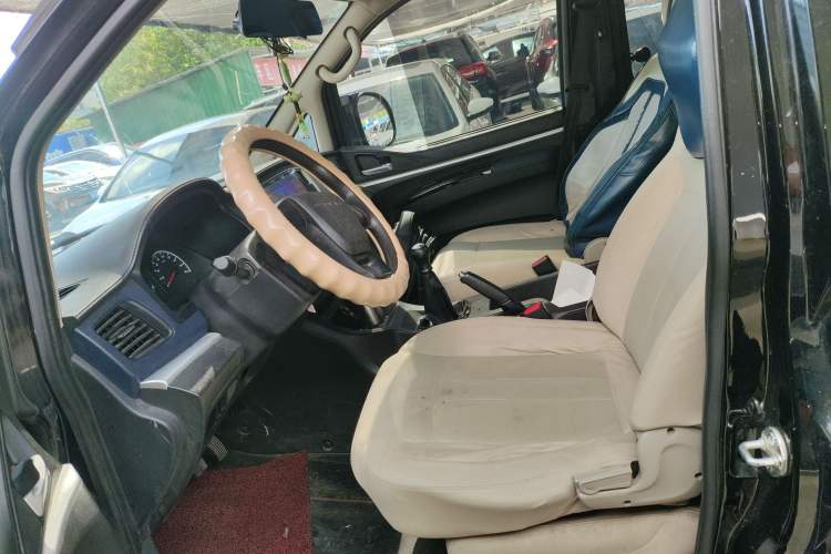 Used FORTHING Lingzhi 2022 M5 1.6L Practical Model 5 Seats Left Front Seat