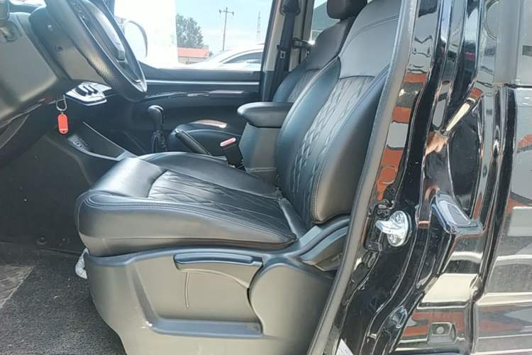 Used FORTHING Lingzhi 2022 Striving Version M5L 1.6L Luxury 7-Seater Left Front Seat