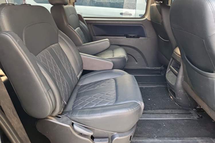 Used FORTHING Lingzhi 2022 Striving Version M5L 1.6L Luxury 7-Seater Left Rear Seat