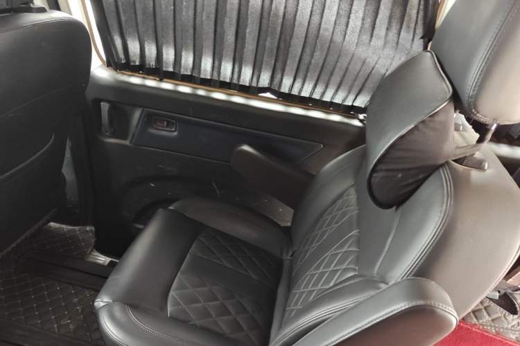 Used FORTHING Lingzhi 2022 Striving Version M5L 1.6L Luxury 7-Seater Left Rear Seat