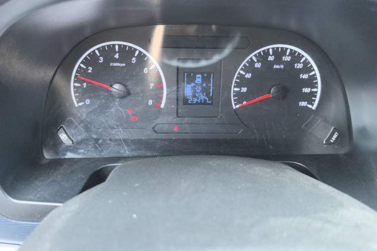 Used FORTHING Lingzhi 2022 M5L 2.0L Utility Model 7 Seats Odometer Close Up