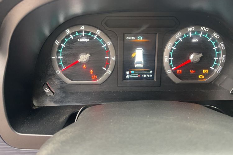 Used FORTHING Lingzhi 2022 Striving Version M5L 1.6L Luxury 7-Seater Odometer Close Up