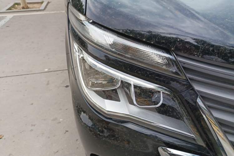 Used FORTHING Lingzhi 2022 Entry-Level M5L 2.0L Basic Version 7 Seats Right Front Headlight
