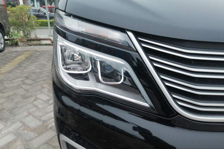 Used FORTHING Lingzhi 2022 M5 1.6L Practical 7-Seater Right Front Headlight
