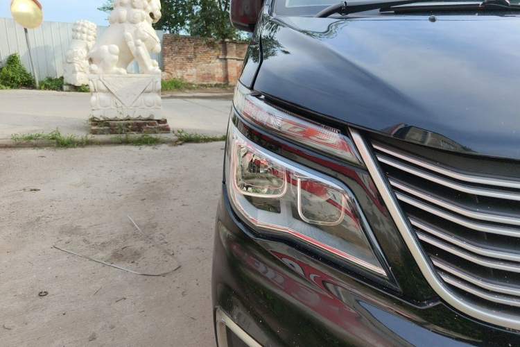 Used FORTHING Lingzhi 2022 M5 1.6L Practical Model 5 Seats Right Front Headlight