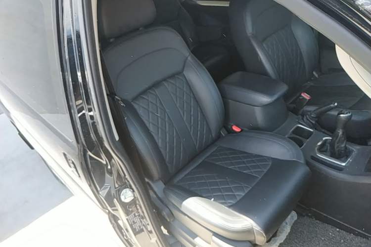 Used FORTHING Lingzhi 2022 Striving Version M5L 1.6L Luxury 7-Seater Right Front Seat