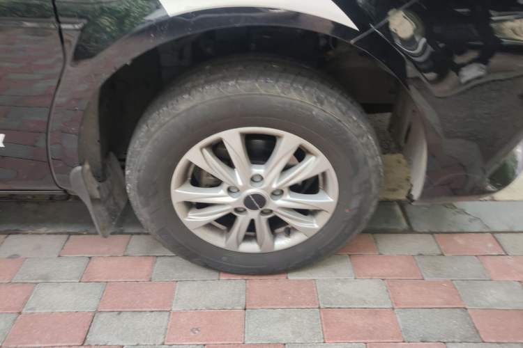 Used FORTHING Lingzhi 2022 Striving Version M5L 2.0L Luxury 7-Seater Right Front Wheel Hub