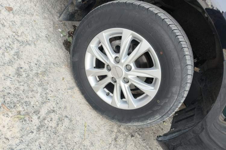 Used FORTHING Lingzhi 2022 Striving Version M5L 1.6L Luxury 7-Seater Right Front Wheel Hub