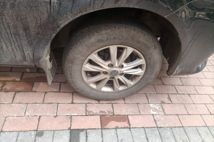 Used FORTHING Lingzhi 2022 Striving Version M5L 2.0L Luxury 7-Seater Right Front Wheel Hub