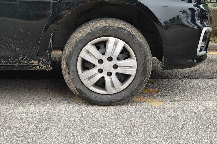 Used FORTHING Lingzhi 2022 M5 1.6L Practical Model 5 Seats Right Front Wheel Hub