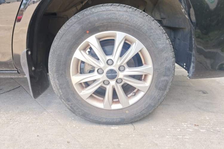 Used FORTHING Lingzhi 2022 Entry-Level M5L 1.6L Comfort Version 7 Seats Right Front Wheel Hub