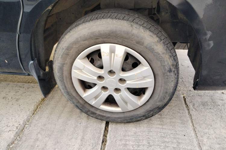 Used FORTHING Lingzhi 2022 M5 1.6L Practical Model 5 Seats Right Front Wheel Hub